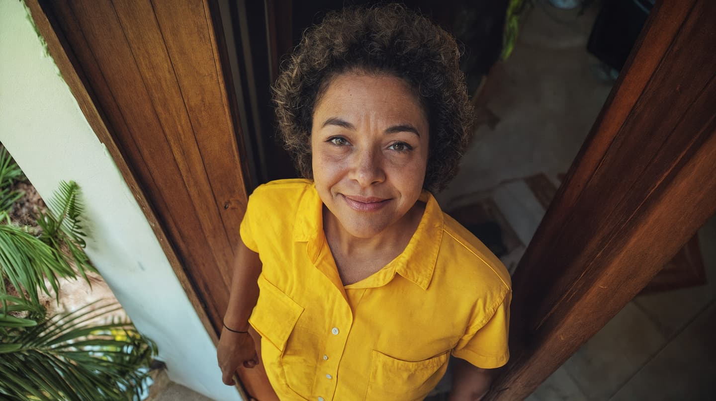 Cliente ativos sorrindo em frente a uma porta